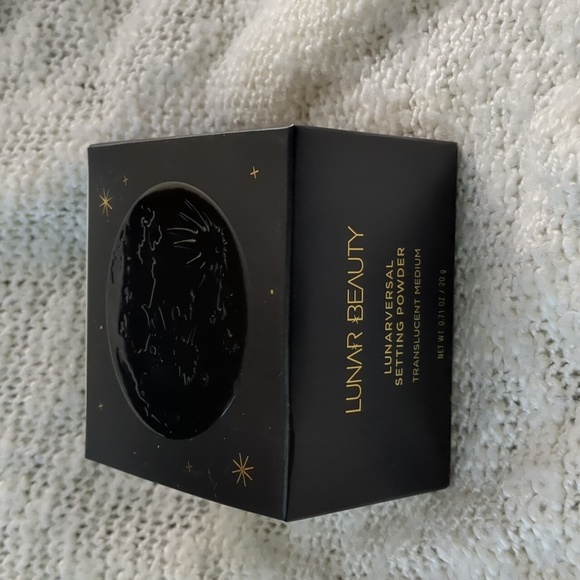 LUNAR BEAUTY LUNARVERSAL Setting Powder w/Puff in Medium, 20g/0.71oz - Picture 4 of 14